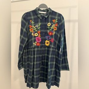 Zara embroidered dress with 2 pockets. Size S. 100% cotton.